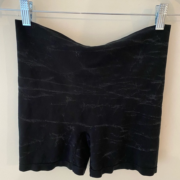 Lululemon spandex shorts, size 4 - Picture 2 of 2